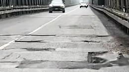 Ponte malandato e lavori rinviati: automobilisti ancora in balia delle buche