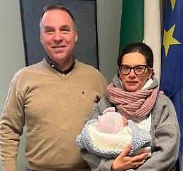 Nata in auto: la piccola Mia incontra il sindaco