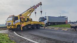 Camion finisce sulla rotatoria, caos in via Mantova