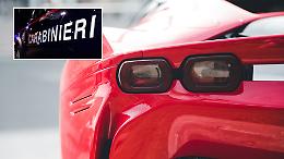 Ferrari fuori strada nella notte, schianto contro un muretto