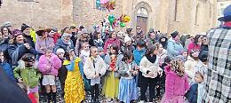 Piazza Duomo gremita di maschere e allegria per l'anteprima del Carnevale