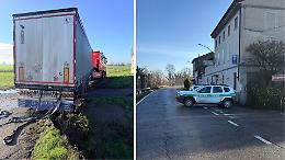 Camion fuori strada, via Postumia chiusa per il recupero