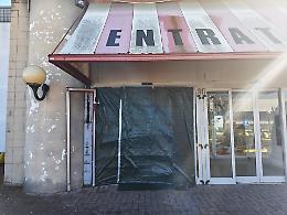 Furto con l'auto &lsquo;ariete&rsquo; al centro commerciale, &egrave; il secondo in due mesi