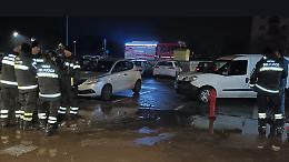 Manovra errata nel parcheggio del Gran Rond&ograve;: idrante danneggiato e allagamento