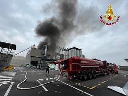 Incendio alla Magic Pack, le fiamme non sono ancora domate: intervento complesso dei VdF