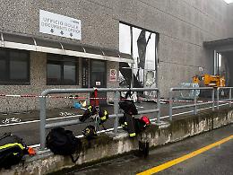 Incendio alla Magic Pack, le operazioni di contenimento e sorveglianza avanti tutta la notte