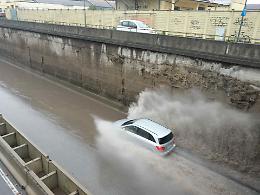 La tangenziale &egrave; un lago e spuntano altre buche