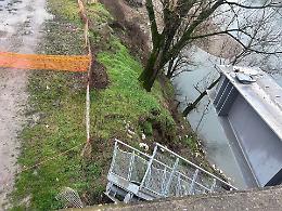 Terzo crollo della passerella sull&rsquo;Adda: nuova porzione precipita nel fiume