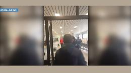 Ferisce un&rsquo;agente con il coccio di una bottiglia: arrestato