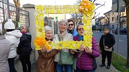 Fiori in legno e poesie a strappo: la piazza celebra la Giornata della donna