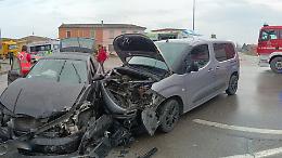 Violentissimo scontro fra due auto, 80enne lotta per la vita