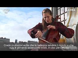 VIDEO La violoncellista che suona uno Stradivari del 1730 fra i tetti di Parigi in lockdown