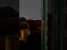VIDEO Fuochi d'artificio in zona rossa alle 3 di notte