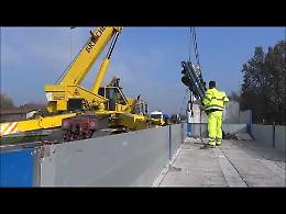 Gru contro il ponte sulla via Mantova