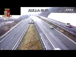 VIDEO A 90 anni contromano sull'A15, mille euro di multa