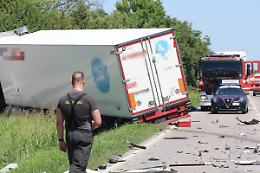 Incidente mortale lungo la Sabbionetana: fatale lo scontro con un camion