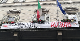 "Inclusione e solidarietà per ripartire": messaggio sul balcone del Palazzo del Governo