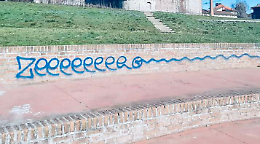 Vandali in azione alla Pista del Fagiolo: metri e metri di vernice su un mattonato antico