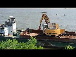 VIDEO Il tentativo di recupero dell'auto inabissata nel Po