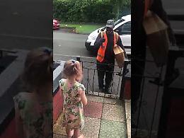 Bambina saluta il corriere sordo con il linguaggio dei segni: il video fa il giro del mondo
