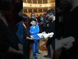 VIDEO L'incontro di Nek con Jacopo al teatro Ponchielli