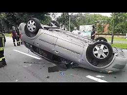 VIDEO Auto ribaltata in viale Santa Maria 