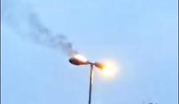 Lampione 'in fiamme', arrivano i vigili del fuoco