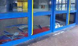 Palestra Toffetti, i vandali distruggono l'ingresso