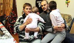 Utenza tagliata in via Solomos, la neonata torna al caldo