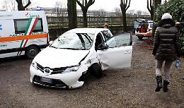 Malore mentre &egrave; al volante, auto contro un albero