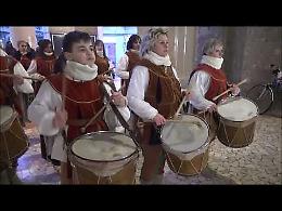 VIDEO Sbandieratori e musici dei Dovara a Cremona per Su e giù per il corso