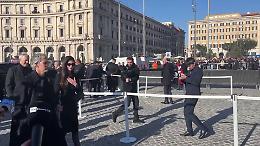 L'attrice Anne Hathaway ai funerali di Valentino, le immagini