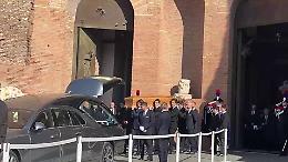 Il feretro di Valentino lascia la chiesa tra gli applausi, le immagini