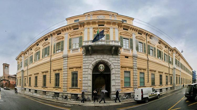 Accoltellato per gelosia, processo rinviato: l'imputato (in carcere) ha il Covid