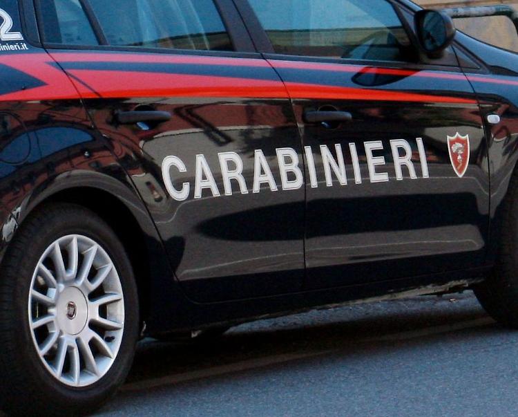 Sversano olio esausto nel canale, denunciati