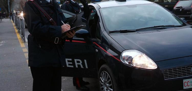 Viola io divieti e minaccia i genitori, arrestato