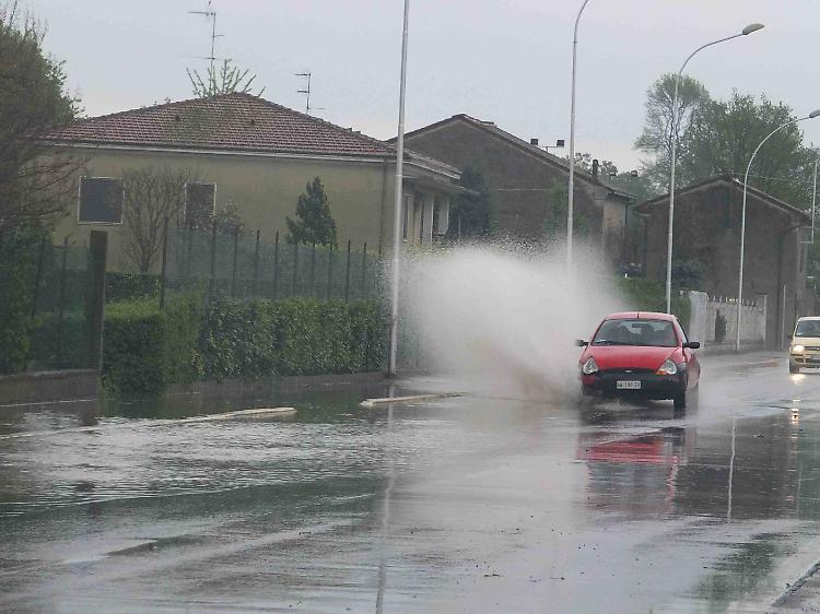 Smog: la pioggia «lava» l'aria, revocate le misure