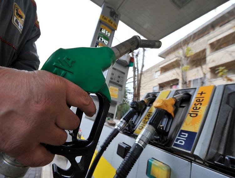 Benzina: sale a 1,670 euro al litro, ai massimi livelli da 2014