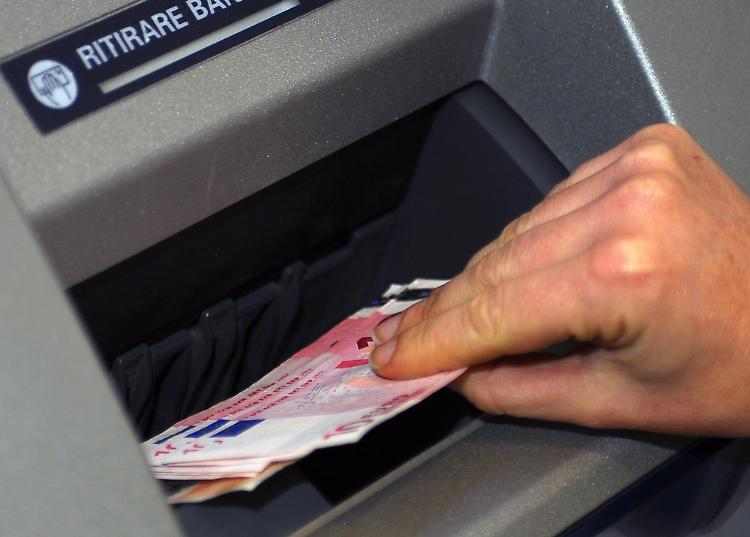 Prelievi allo sportello non autorizzati, due denunce