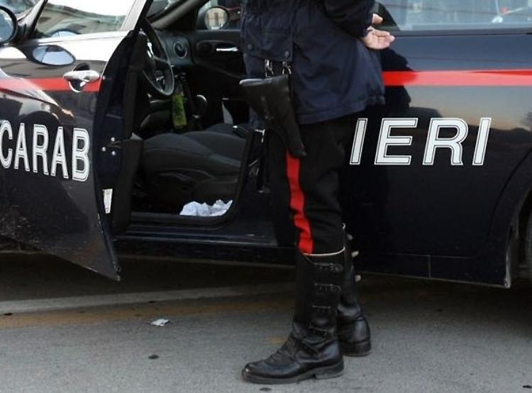 Minaccia la moglie e le prende a calci l'auto, arrestato