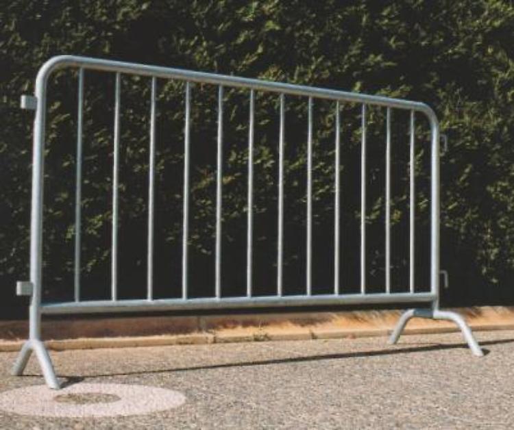 In via Calciati una transenna molto pericolosa per i pedoni