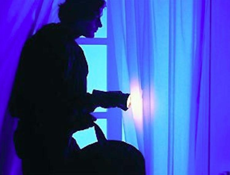 Tentano il furto in una casa, ma il marito se ne accorge: malviventi in fuga