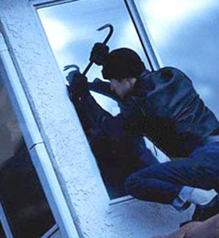 Furto notturno all'asilo-cantiere, avviate le indagini 