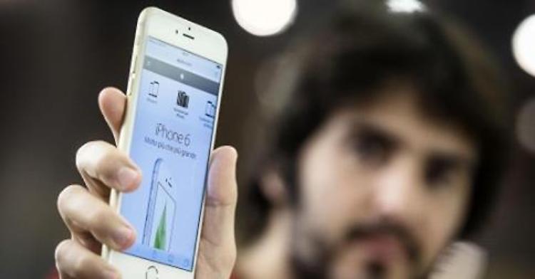 Ore e ore di coda per il nuovo iPhone, lancio di uova sui clienti 