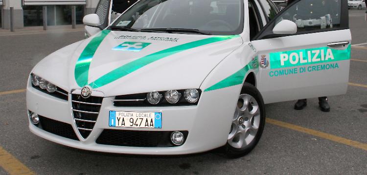 Sfonda il muro del vivaio con l'auto e tenta di scappare, 50enne nei guai