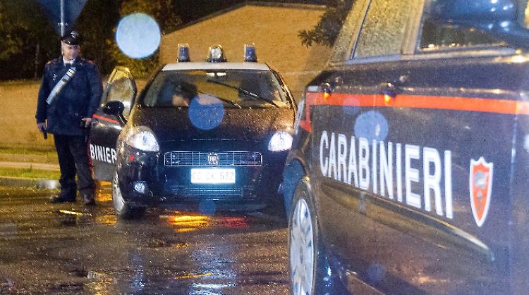 Assalto nel Veronese, banditi sfondano la vetrata di una banca con ruspa e prendono il bancomat