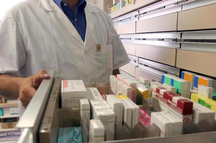 In farmacia con una ricetta falsa, denunciato