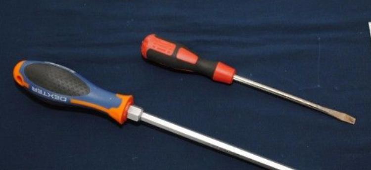 Minacce con un cacciavite fuori da un locale, denunciato