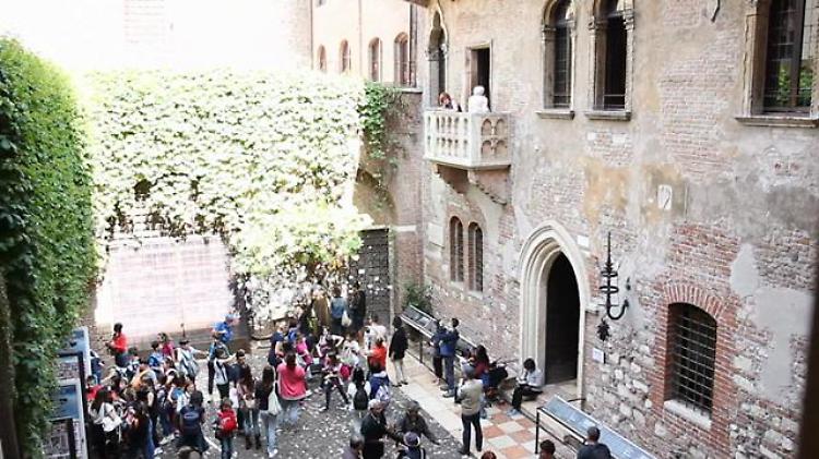 Verona ricorda Shakespeare: folla di turisti per Romeo e Giulietta