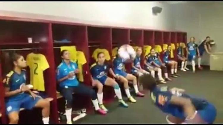 Brasile, show nello spogliatoio: i palleggi delle calciatrici sono perfetti